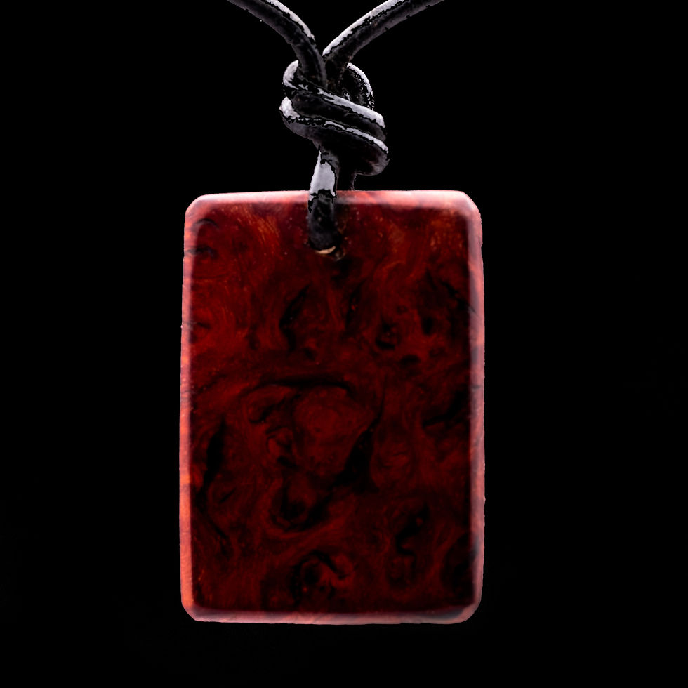 Rubin-Anhänger aus Silber an Lederband