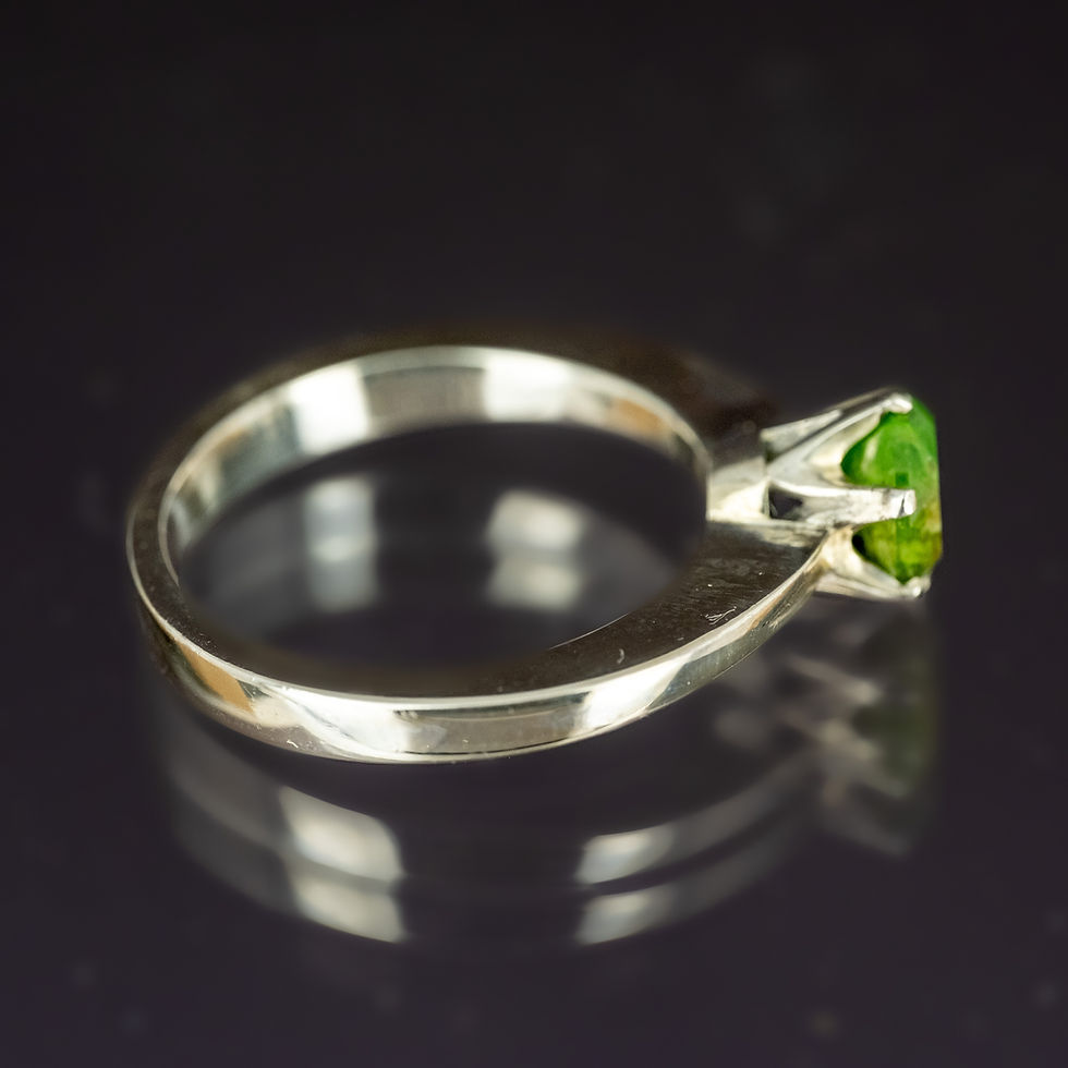 Miniaturbild: Silberring mit grünem Edelstein