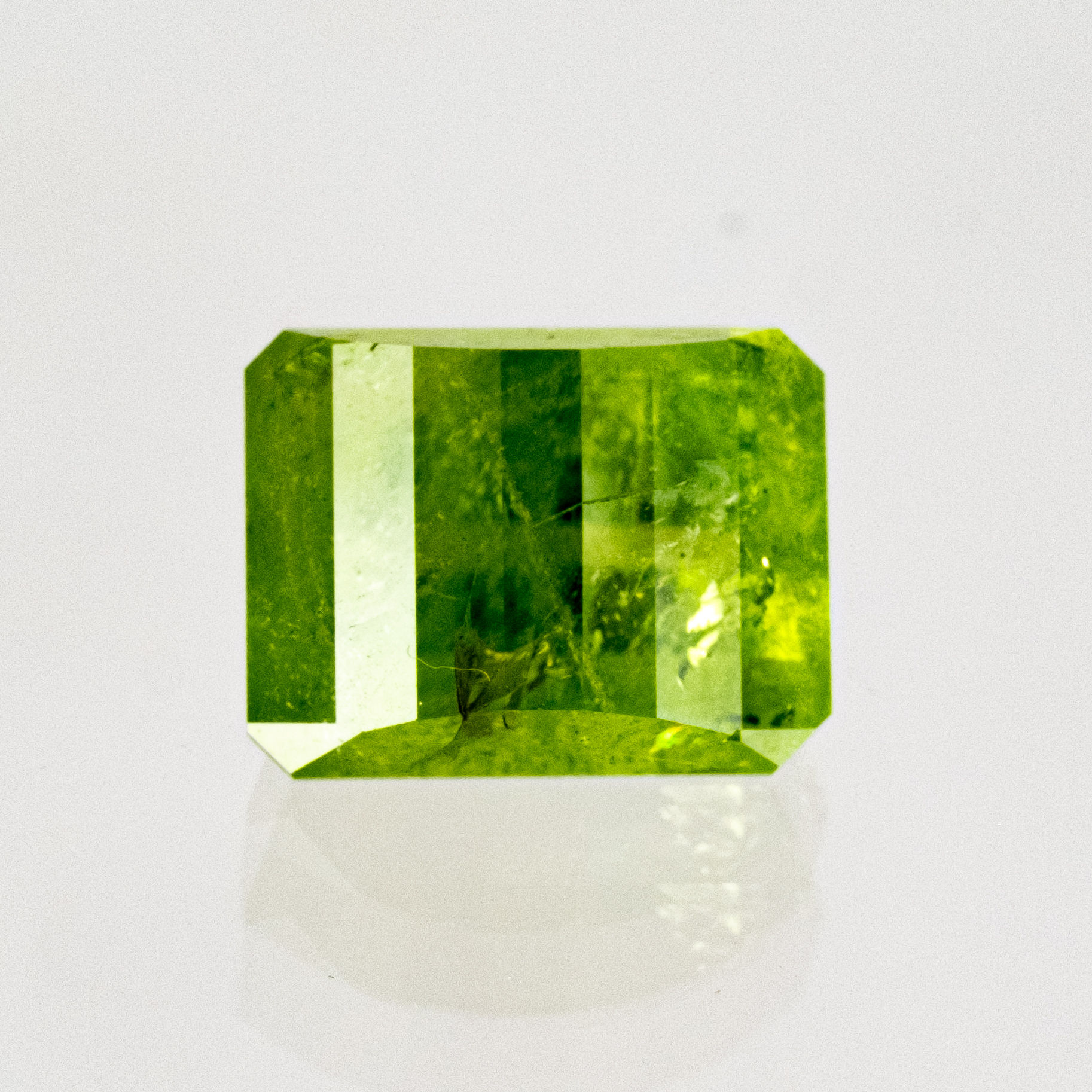 Peridot Cushion Rectangle / Emerald Cut – Vorderansicht