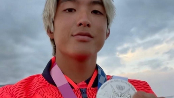 Após polêmica com Medina, Kanoa Igarashi 'debocha' das críticas dos brasileiros e depois se retrata