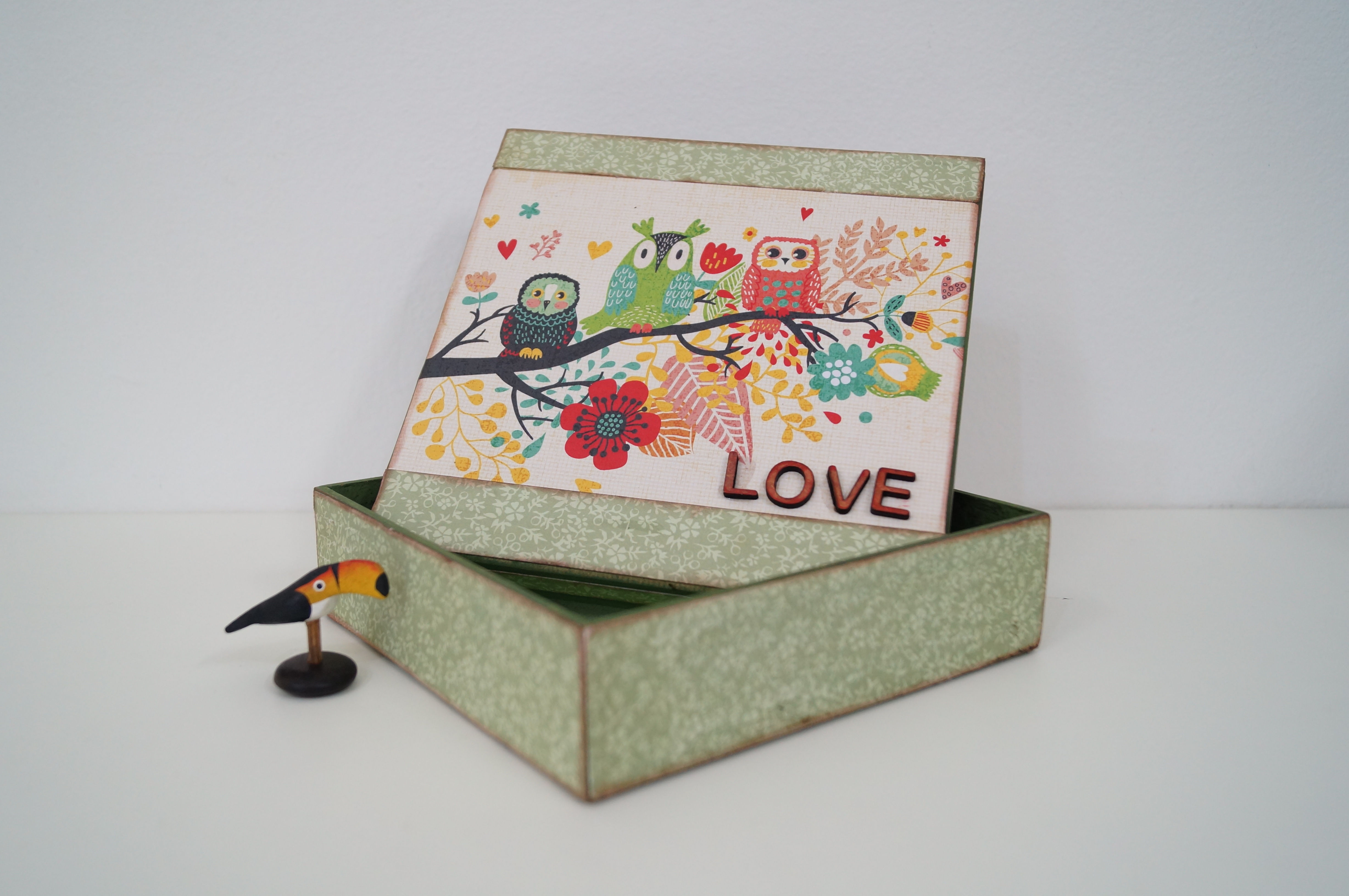 Caixa em MDF coruja com acabamento em Scrapbook