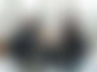 Consultor experiente em reunião de mentoria de negócios com empresário, analisando dados de crescimento em um tablet em escritório moderno.