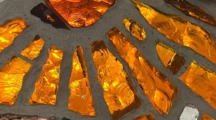 Vitrail en dalle de verre monté dans un coulis à base de déchets de coquilles Saint Jacques