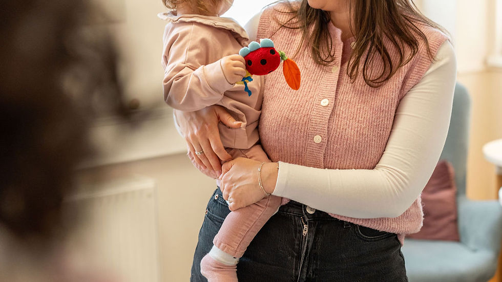 Mutter hält ihr Baby während der osteopathischen Begleitung