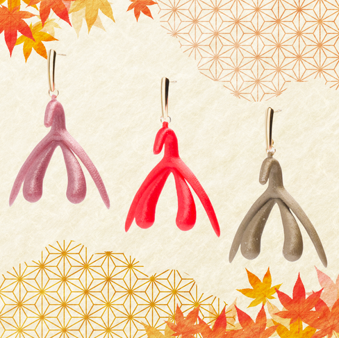 Stilistische herfstachtige achtergrond met een lipstickrode, een bronskleurige en pastel bordeaux kleurige klittebellen