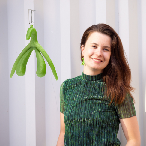 Marije draagt even donkergroen shirt en appel groene Klittebellen