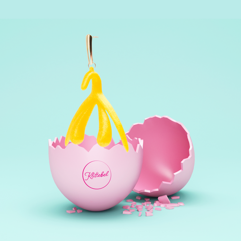 Op een mintgroene achtergrond ligt een opengebroken roze ei waaruit een gele Klittebel komt