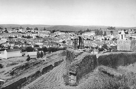 Castelo de Vila Vçosa. Panorama a partr do bastião Noroeste a Fortaleza Nova nos anos 20 do século XX. Em primeiro plano, o lugar onde o Regime de Salaza viria a construir a Porta d'Évora.