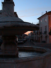 Vila Viçosa, Fontanário da Praça, com Khora por trás, num entardecer do Maio, 2017