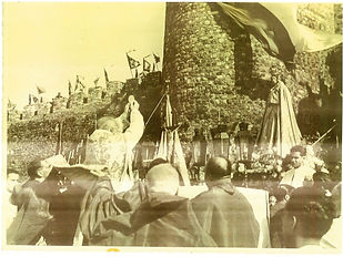Castelo de Vila Viçosa: Porta de èvora enganadoramente construída pelo Estado Novo nos anos 40, é Altar da Pátria no quadro ideológico do Integralismo Lusitano