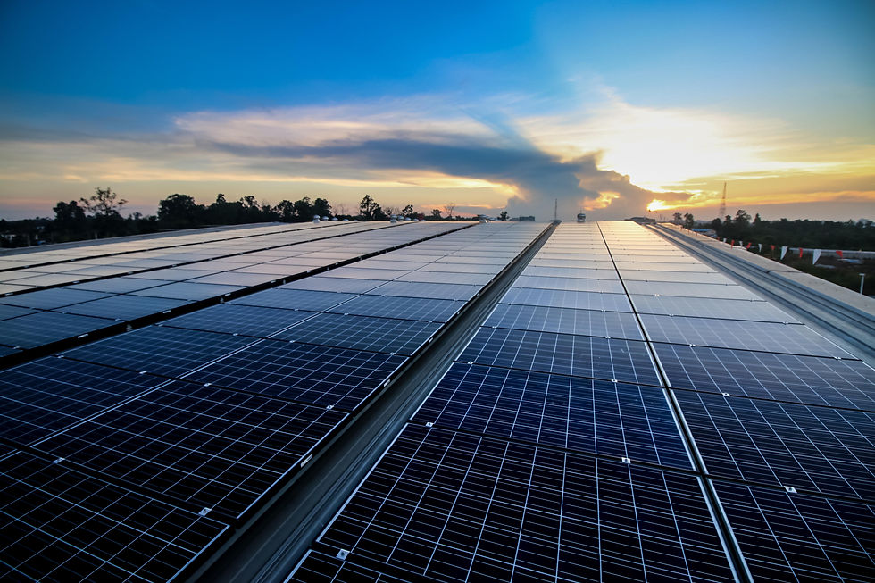 Ein Industriedach voller SKYWORKER Photovoltaikmodule, die nachhaltige Energie für eine umweltbewusste Zukunft liefern.