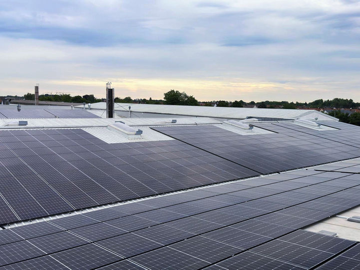 Solarmodule installiert auf einem Industriedach.