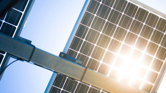 Sonne scheint durch ein Hochleistungs-Solarmodul von SKYWORKER.