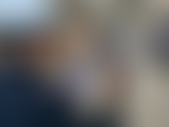 Profesional realizando un mapeo térmico en una bodega industrial con un registrador de temperatura LogTag y una cámara termográfica, evaluando las condiciones de temperatura y humedad para asegurar el adecuado control ambiental y la integridad de los productos almacenados en la cadena de frío.