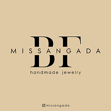 Bijuteria com História
Beatriz Ferreira descobriu na criação de bijuteria uma forma de ocupar o tempo e alimentar a alma durante o tratamento oncológico. O que começou com colares feitos para si e para amigas ganhou força com o apoio da família — o nome, escolhido pela mãe, nasceu das missangas que marcaram o início deste percurso.
Hoje, no atelier da casa da avó — sempre envolvida na criação —, Beatriz desenvolve peças cheias de cor e significado, com o apoio constante da mãe e do marido.