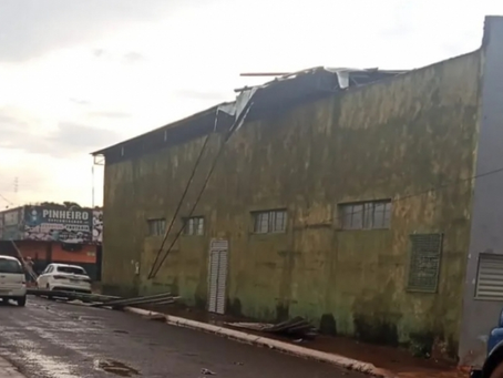 Temporal com ventos de até 60 km/h derruba árvores e postes e arranca parte do teto de igreja em Mau