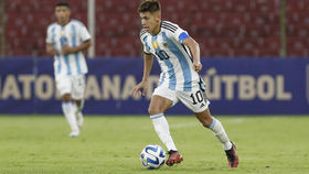 Claudio Echeverri: el "diablito" que no teme al peso de la 10