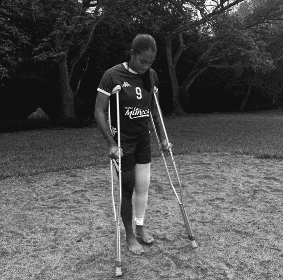 Proceso de recuperación luego de la lesión Crédito: Instagram melanin_aponza7

