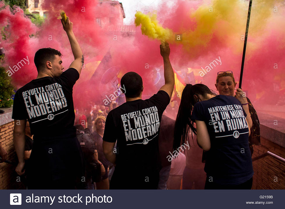 los-manifestantes-mostrar-bombas-de-humo