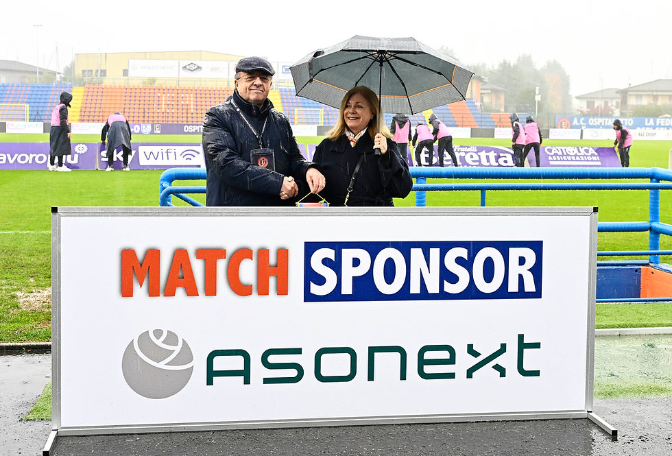 La premiazione Il presidente dell'Ospitaletto Franciacorta Giuseppe Taini consegna il gagliardetto alla dottoressa Paola Artioli presidente di Asonext