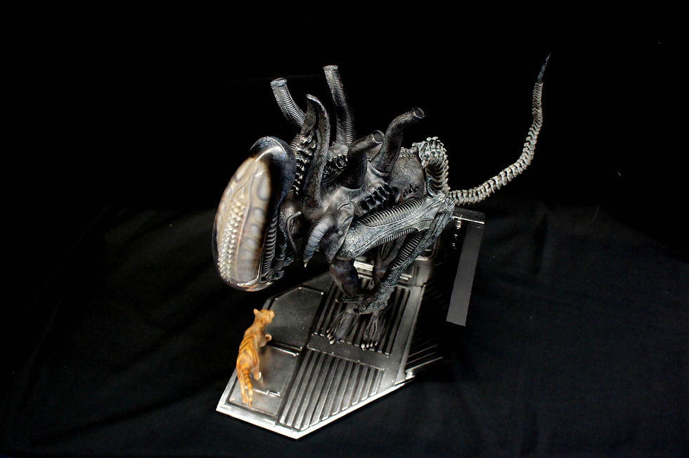 섬네일: H.R. Giger Big Chap Alien & Jonesy 1:4 Diorama Art Statue