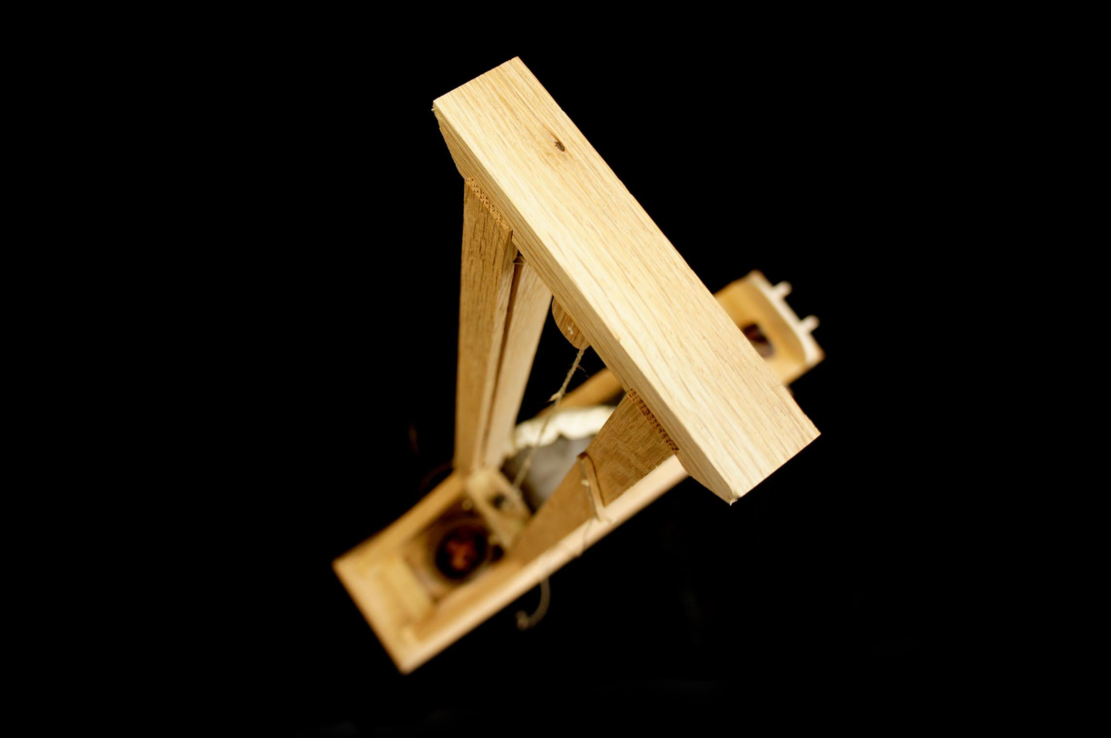 ホワイトオークギロチン1:6スケール(ヘッズウィルロール)