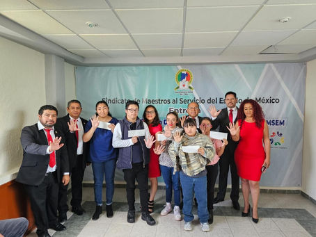 La dirigencia del SMSEM entrega becas a hijos con discapacidad de maestros