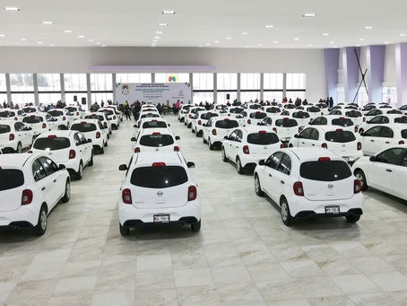 Reciben 139 profesores y profesoras del SMSEM automóviles que ganaron en rifa del Día del Maestro