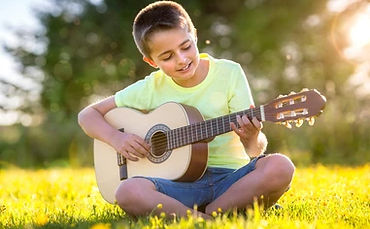 foto niño guitarra_edited.jpg