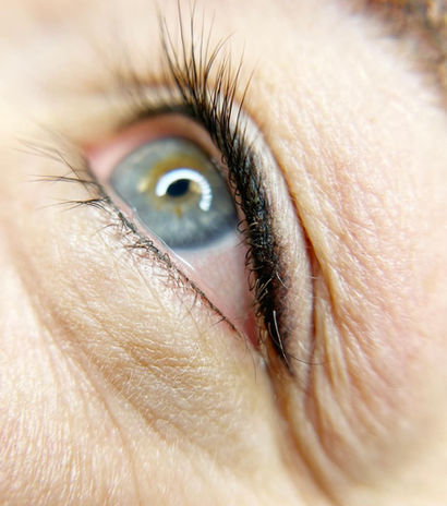 smoky eyeliner with thin bottom eyeliner