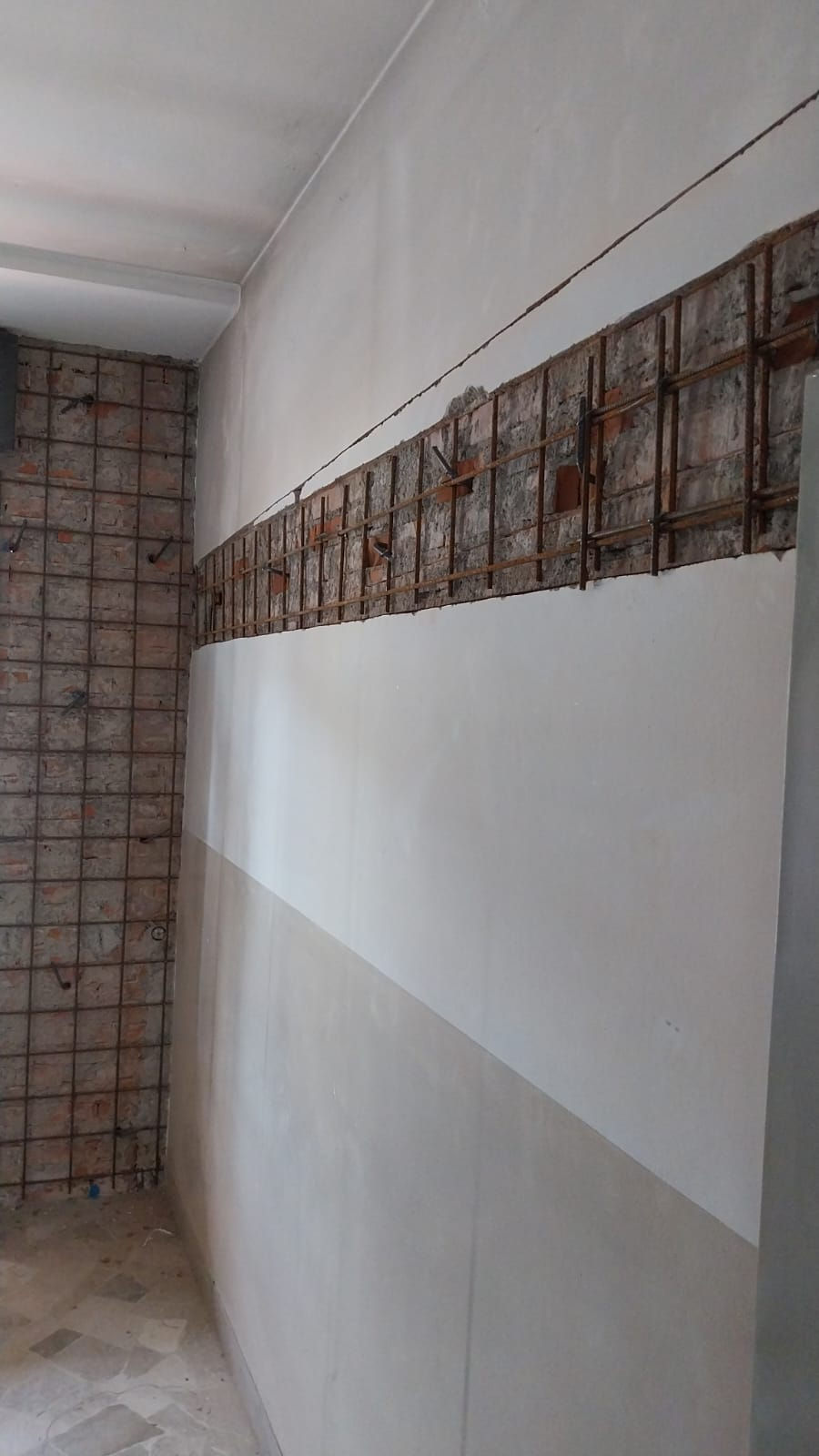 Applicazione rete elettrosaldata su pareti esistenti per consolidamento antisismico intern