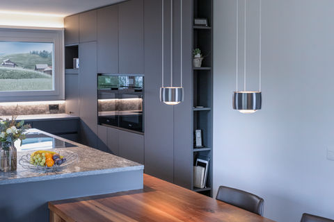 Ob Business-Outfits, Freizeitmode oder die tägliche Garderobe – alles hat seinen Platz und ist übersichtlich geordnet. Mit integrierter Beleuchtung und individuellen Fächern wird der Ankleidebereich zu einem Highlight, das Funktionalität und Design perfekt verbindet.