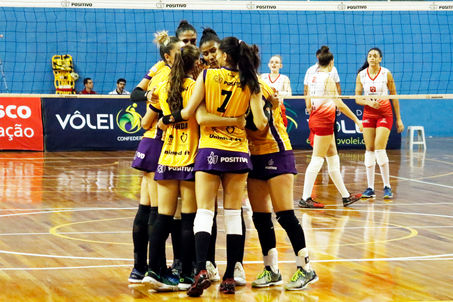 Vôlei Positivo/Londrina leva a melhor em casa e está na final
