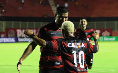 Com hat-trick de Neílton Vitória avança na Copa do Brasil