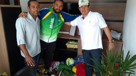 Prefeitura entrega material esportivo a Seleção de Santo Estevão