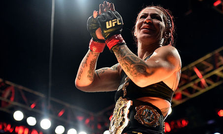 Em luta dura, brasileira Cyborg vence Holm e mantém o cinturão peso-pena no UFC 219