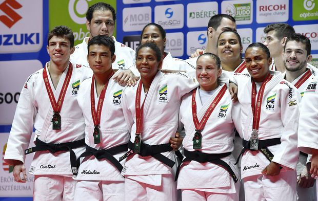 Para compartilhar esse conteúdo, por favor utilize o link http://www1.folha.uol.com.br/esporte/2017/09/1915489-judo-brasileiro-conquista-prata-no-mundial-por-equipes-mistas.shtml ou as ferramentas oferecidas na página. Textos, fotos, artes e vídeos da Folha estão protegidos pela legislação brasileira sobre direito autoral. Não reproduza o conteúdo do jornal em qualquer meio de comunicação, eletrônico ou impresso, sem autorização da Folhapress (pesquisa@folhapress.com.br). As regras têm como objetivo proteger o investimento que a Folha faz na qualidade de seu jornalismo. Se precisa copiar trecho de texto da Folha para uso privado, por favor logue-se como assinante ou cadastrado.