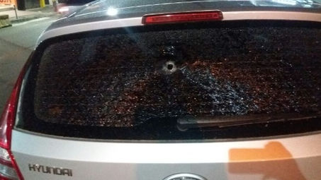 Carro com três jogadores do Vitória é atingido por tiro após clássico no Barradão