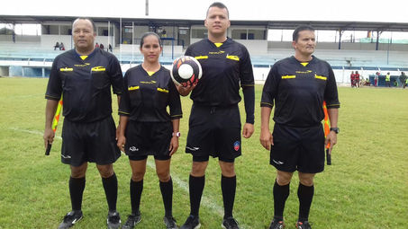 Arbitro santoestevense trabalha em partida do Campeonato Baiano Feminino