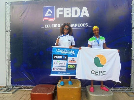 Nadadora Silvia Azevêdo ganha medalha de ouro em concurso em Salvador