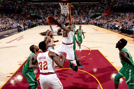 James supera Irving e Cavs vencem Celtics na abertura da NBA
