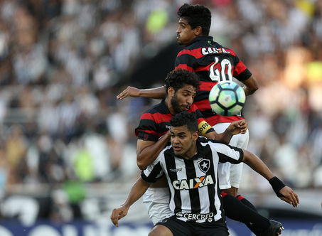 Vitória vence Botafogo de virada no Engenhão