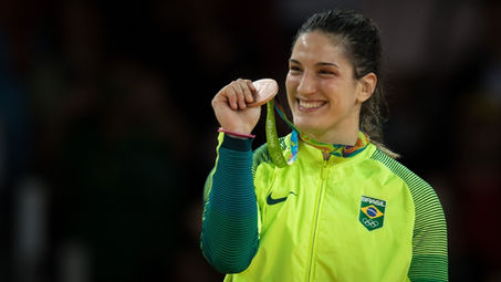 Mayra Aguiar volta a liderança do ranking mundial no meio-pesado feminino