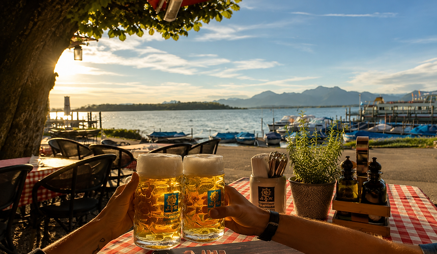 Blick vom Tisch auf den See