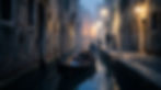 Canal vénitien avec une gondole dans une ambiance romantique et cinématographique.