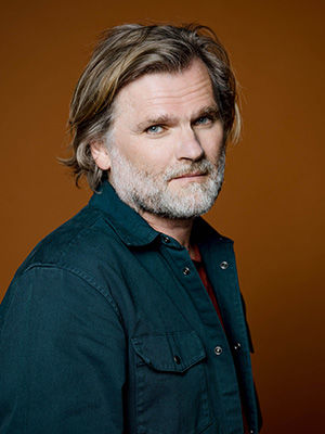 Olivier Adam : « Je me sentais comme une coquille vide, une enveloppe dénudée de substance. Il m’a bien fallu inventer quelque chose. C’est tout » (Et toute la vie devant nous)