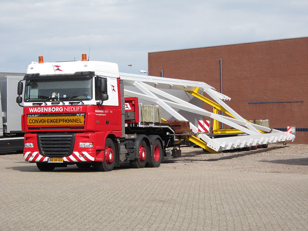 Eine DAF 105XF Zugmaschine mit Tieflader des niederländischen Schwertransportunternehmens Wagenborg Nedlift