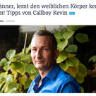 Callboy Kevin steht auf einem Balkon und trägt ein schickes blaues Hemd und schaut in die Kamera und gibt ein Interview für die Dortmunder Ruhrnachrichten
