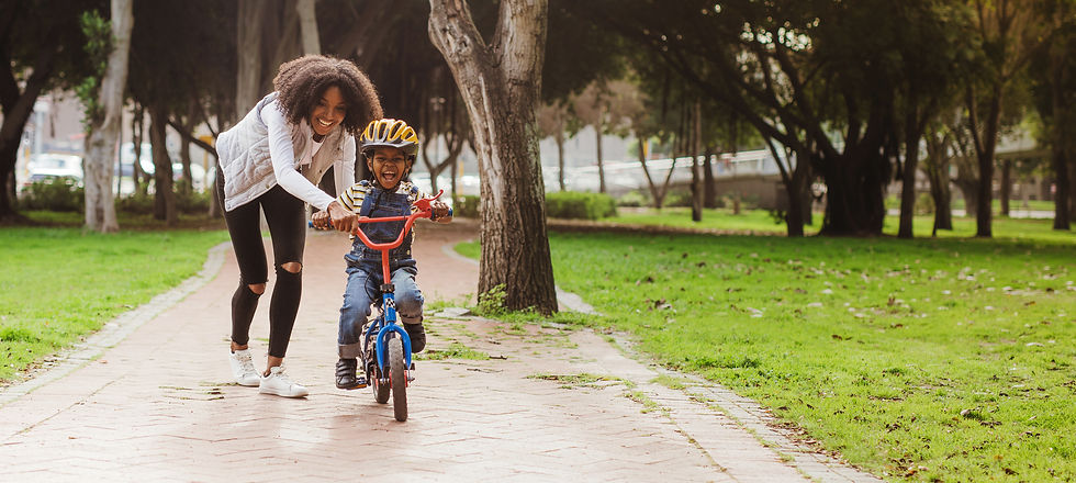 Criança na bicicleta representando a liberdade e felicidade quando tem assistência à saúde para a família