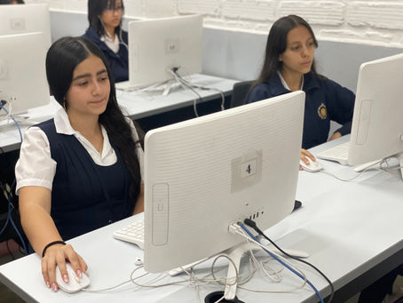 2.473 estudiantes de Medellín fortalecen sus competencias en inglés a través de plataforma de IA